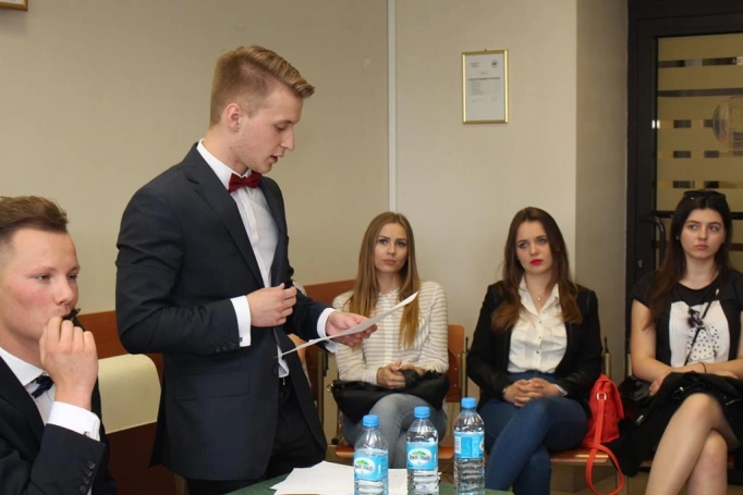 Zdjęcie nr 20 z galerii Finał I Otwartego Turnieju Debat Oksfordzkich. "Złoty Argument 2016" w rękach "Staszica"