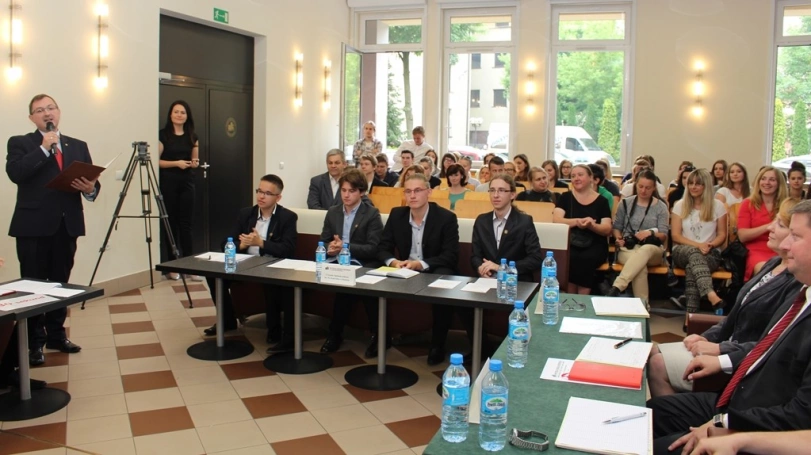 Zdjęcie nr 29 z galerii Finał I Otwartego Turnieju Debat Oksfordzkich. "Złoty Argument 2016" w rękach "Staszica"