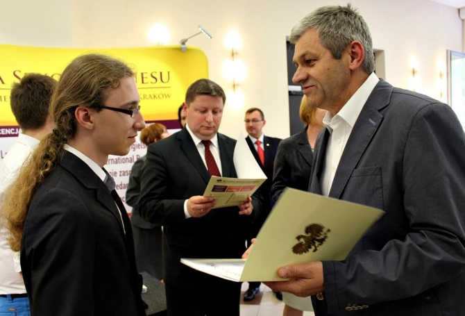Zdjęcie nr 2 z galerii Finał I Otwartego Turnieju Debat Oksfordzkich. "Złoty Argument 2016" w rękach "Staszica"