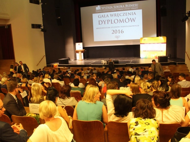Zdjęcie nr 7 z galerii Koncert Zbigniewa Wodeckiego uświetnił galę wręczenia świadectw ukończenia studiów podyplomowych WSB
