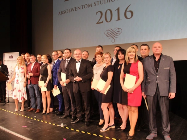 Zdjęcie nr 33 z galerii Koncert Zbigniewa Wodeckiego uświetnił galę wręczenia świadectw ukończenia studiów podyplomowych WSB