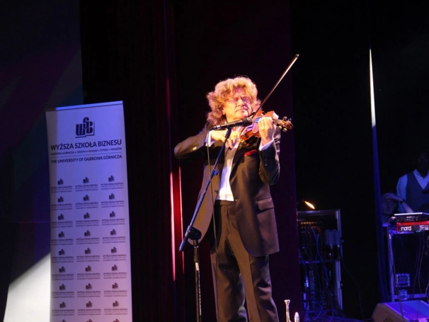 Zdjęcie nr 62 z galerii Koncert Zbigniewa Wodeckiego uświetnił galę wręczenia świadectw ukończenia studiów podyplomowych WSB