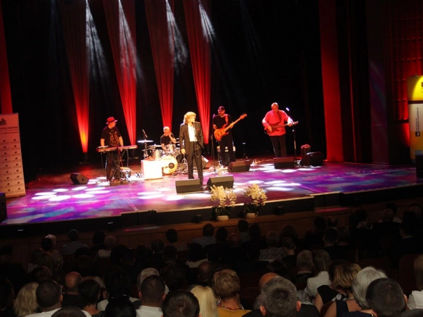 Zdjęcie nr 63 z galerii Koncert Zbigniewa Wodeckiego uświetnił galę wręczenia świadectw ukończenia studiów podyplomowych WSB