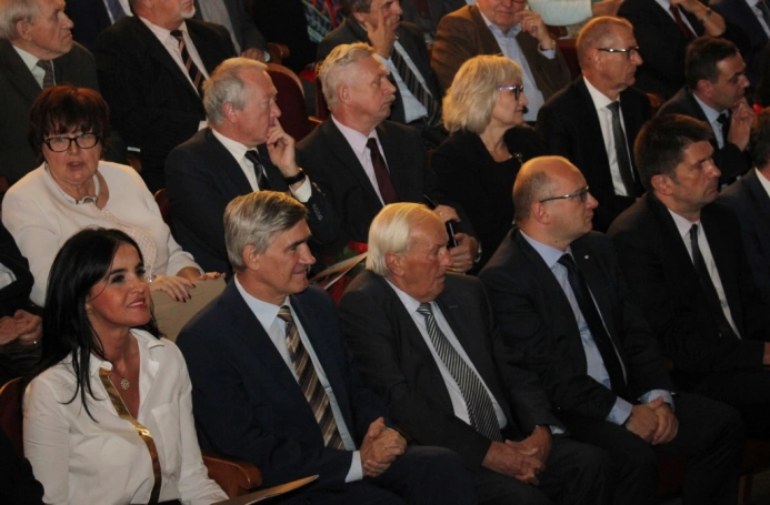 Zdjęcie nr 2 z galerii JM Rektor podczas uroczystej sesji Rady Miejskiej w Dąbrowie Górniczej