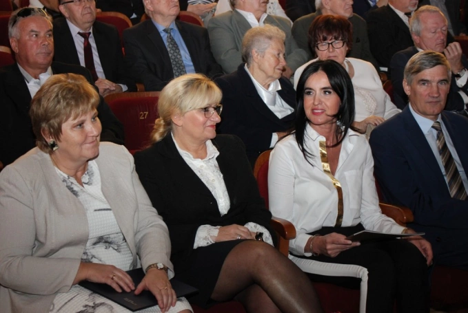 Zdjęcie nr 4 z galerii JM Rektor podczas uroczystej sesji Rady Miejskiej w Dąbrowie Górniczej