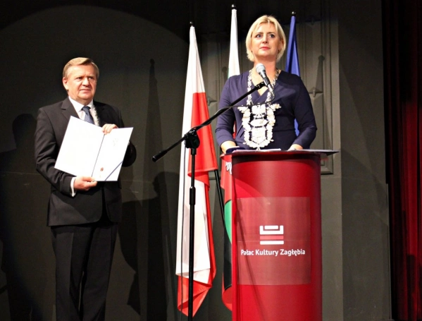 Zdjęcie nr 5 z galerii JM Rektor podczas uroczystej sesji Rady Miejskiej w Dąbrowie Górniczej