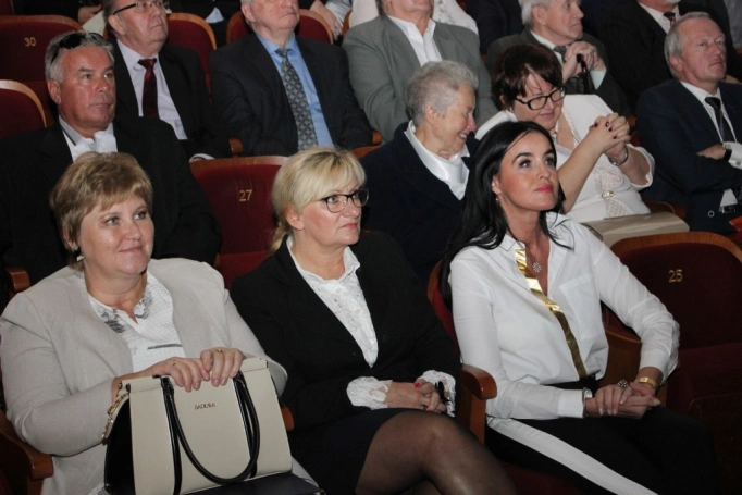 Zdjęcie nr 13 z galerii JM Rektor podczas uroczystej sesji Rady Miejskiej w Dąbrowie Górniczej