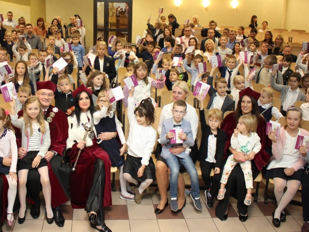 Zdjęcie nr 1 z galerii Młodzi naukowcy zainaugurowani Rok Akademicki 2016/2017. Rozpoczęła się 9. edycja Dąbrowskiego Uniwersytetu Dziecięcego