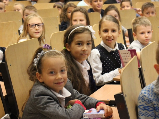 Zdjęcie nr 13 z galerii Młodzi naukowcy zainaugurowani Rok Akademicki 2016/2017. Rozpoczęła się 9. edycja Dąbrowskiego Uniwersytetu Dziecięcego