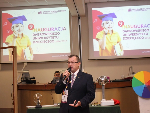 Zdjęcie nr 16 z galerii Młodzi naukowcy zainaugurowani Rok Akademicki 2016/2017. Rozpoczęła się 9. edycja Dąbrowskiego Uniwersytetu Dziecięcego