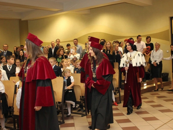 Zdjęcie nr 17 z galerii Młodzi naukowcy zainaugurowani Rok Akademicki 2016/2017. Rozpoczęła się 9. edycja Dąbrowskiego Uniwersytetu Dziecięcego