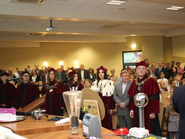 Zdjęcie nr 18 z galerii Młodzi naukowcy zainaugurowani Rok Akademicki 2016/2017. Rozpoczęła się 9. edycja Dąbrowskiego Uniwersytetu Dziecięcego