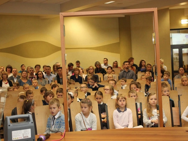 Zdjęcie nr 19 z galerii Młodzi naukowcy zainaugurowani Rok Akademicki 2016/2017. Rozpoczęła się 9. edycja Dąbrowskiego Uniwersytetu Dziecięcego