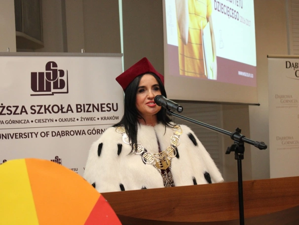 Zdjęcie nr 2 z galerii Młodzi naukowcy zainaugurowani Rok Akademicki 2016/2017. Rozpoczęła się 9. edycja Dąbrowskiego Uniwersytetu Dziecięcego