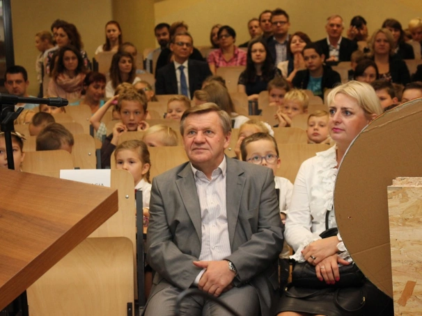 Zdjęcie nr 21 z galerii Młodzi naukowcy zainaugurowani Rok Akademicki 2016/2017. Rozpoczęła się 9. edycja Dąbrowskiego Uniwersytetu Dziecięcego