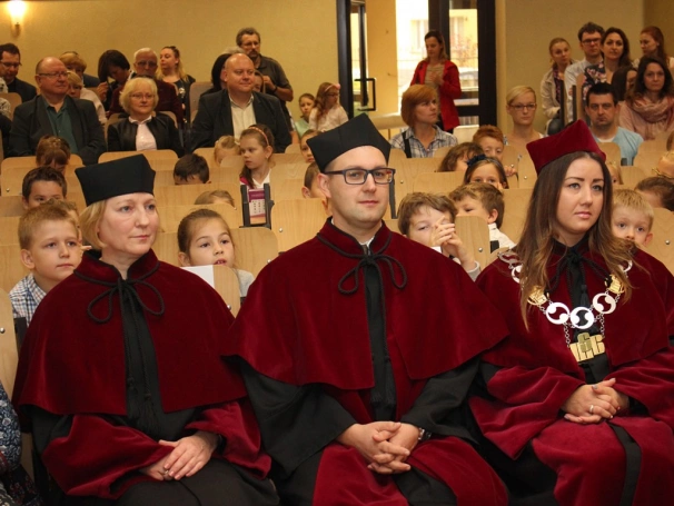 Zdjęcie nr 22 z galerii Młodzi naukowcy zainaugurowani Rok Akademicki 2016/2017. Rozpoczęła się 9. edycja Dąbrowskiego Uniwersytetu Dziecięcego