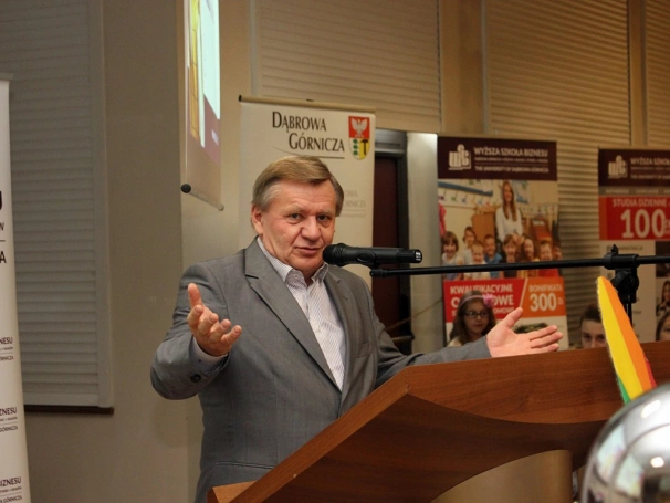 Zdjęcie nr 25 z galerii Młodzi naukowcy zainaugurowani Rok Akademicki 2016/2017. Rozpoczęła się 9. edycja Dąbrowskiego Uniwersytetu Dziecięcego