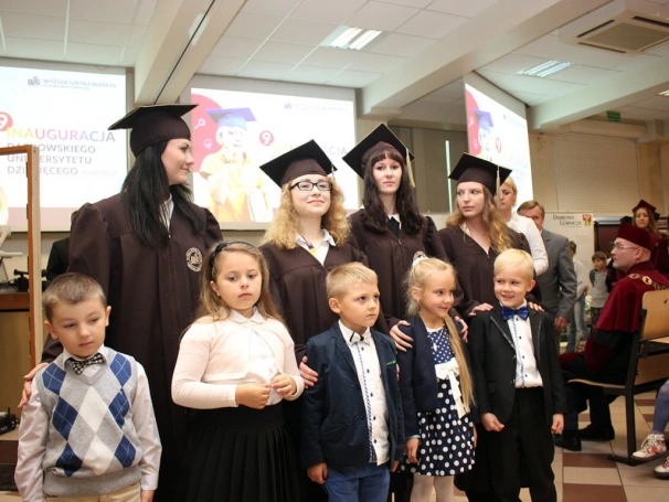 Zdjęcie nr 28 z galerii Młodzi naukowcy zainaugurowani Rok Akademicki 2016/2017. Rozpoczęła się 9. edycja Dąbrowskiego Uniwersytetu Dziecięcego