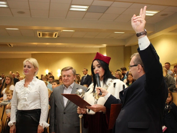 Zdjęcie nr 29 z galerii Młodzi naukowcy zainaugurowani Rok Akademicki 2016/2017. Rozpoczęła się 9. edycja Dąbrowskiego Uniwersytetu Dziecięcego