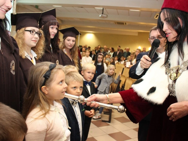 Zdjęcie nr 30 z galerii Młodzi naukowcy zainaugurowani Rok Akademicki 2016/2017. Rozpoczęła się 9. edycja Dąbrowskiego Uniwersytetu Dziecięcego