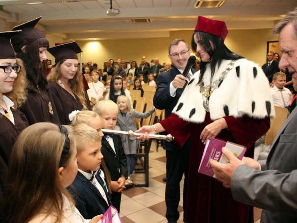 Zdjęcie nr 31 z galerii Młodzi naukowcy zainaugurowani Rok Akademicki 2016/2017. Rozpoczęła się 9. edycja Dąbrowskiego Uniwersytetu Dziecięcego