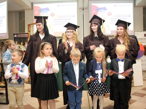 Zdjęcie nr 32 z galerii Młodzi naukowcy zainaugurowani Rok Akademicki 2016/2017. Rozpoczęła się 9. edycja Dąbrowskiego Uniwersytetu Dziecięcego