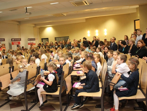 Zdjęcie nr 33 z galerii Młodzi naukowcy zainaugurowani Rok Akademicki 2016/2017. Rozpoczęła się 9. edycja Dąbrowskiego Uniwersytetu Dziecięcego