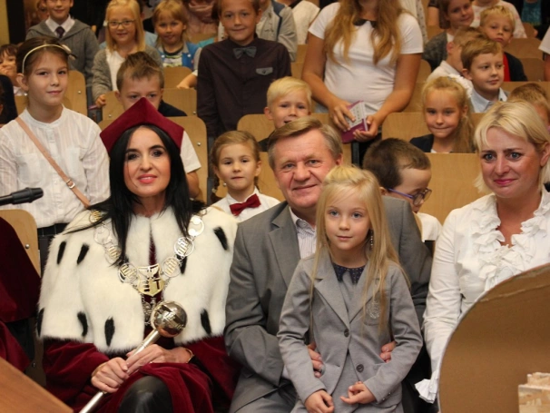 Zdjęcie nr 34 z galerii Młodzi naukowcy zainaugurowani Rok Akademicki 2016/2017. Rozpoczęła się 9. edycja Dąbrowskiego Uniwersytetu Dziecięcego