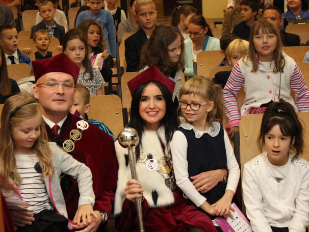 Zdjęcie nr 36 z galerii Młodzi naukowcy zainaugurowani Rok Akademicki 2016/2017. Rozpoczęła się 9. edycja Dąbrowskiego Uniwersytetu Dziecięcego
