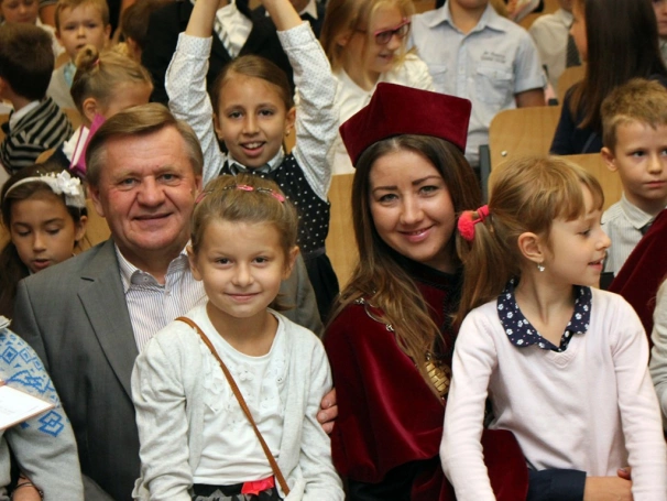 Zdjęcie nr 37 z galerii Młodzi naukowcy zainaugurowani Rok Akademicki 2016/2017. Rozpoczęła się 9. edycja Dąbrowskiego Uniwersytetu Dziecięcego