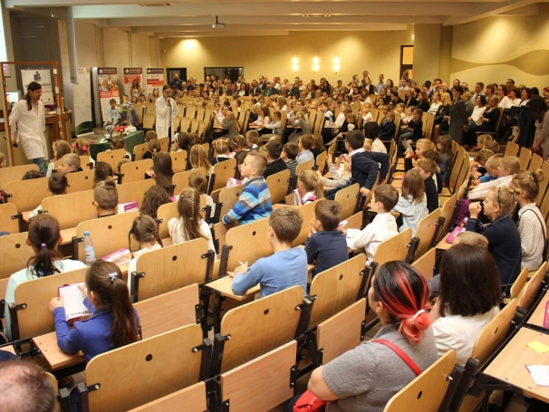 Zdjęcie nr 38 z galerii Młodzi naukowcy zainaugurowani Rok Akademicki 2016/2017. Rozpoczęła się 9. edycja Dąbrowskiego Uniwersytetu Dziecięcego