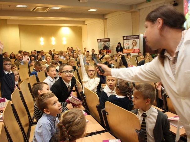 Zdjęcie nr 40 z galerii Młodzi naukowcy zainaugurowani Rok Akademicki 2016/2017. Rozpoczęła się 9. edycja Dąbrowskiego Uniwersytetu Dziecięcego