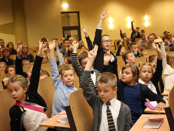 Zdjęcie nr 42 z galerii Młodzi naukowcy zainaugurowani Rok Akademicki 2016/2017. Rozpoczęła się 9. edycja Dąbrowskiego Uniwersytetu Dziecięcego
