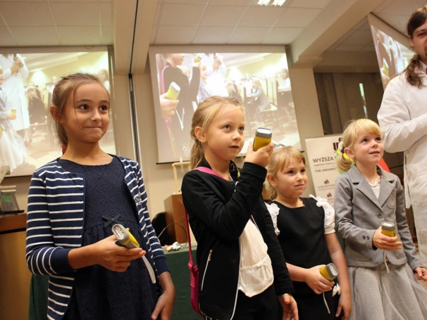 Zdjęcie nr 43 z galerii Młodzi naukowcy zainaugurowani Rok Akademicki 2016/2017. Rozpoczęła się 9. edycja Dąbrowskiego Uniwersytetu Dziecięcego