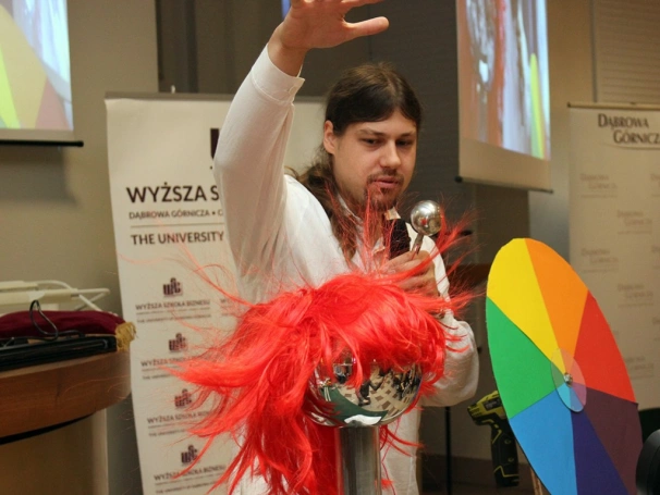 Zdjęcie nr 45 z galerii Młodzi naukowcy zainaugurowani Rok Akademicki 2016/2017. Rozpoczęła się 9. edycja Dąbrowskiego Uniwersytetu Dziecięcego