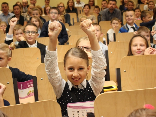 Zdjęcie nr 48 z galerii Młodzi naukowcy zainaugurowani Rok Akademicki 2016/2017. Rozpoczęła się 9. edycja Dąbrowskiego Uniwersytetu Dziecięcego