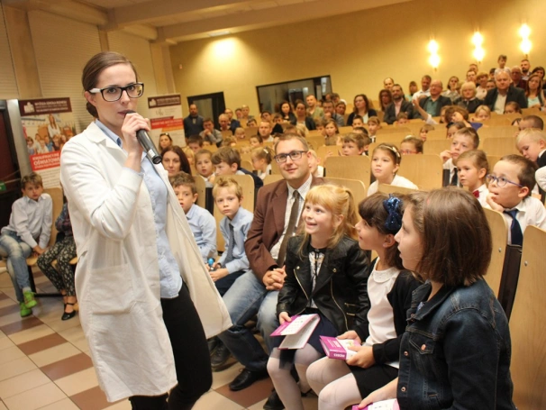 Zdjęcie nr 58 z galerii Młodzi naukowcy zainaugurowani Rok Akademicki 2016/2017. Rozpoczęła się 9. edycja Dąbrowskiego Uniwersytetu Dziecięcego