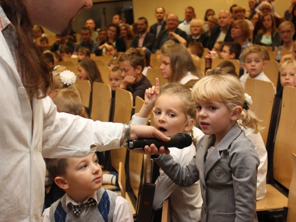 Zdjęcie nr 61 z galerii Młodzi naukowcy zainaugurowani Rok Akademicki 2016/2017. Rozpoczęła się 9. edycja Dąbrowskiego Uniwersytetu Dziecięcego
