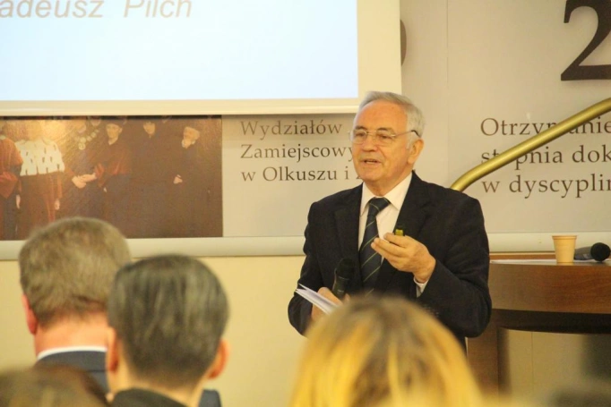 Zdjęcie nr 3 z galerii Wykład profesora Tadeusza Pilcha  - "Pedagog między obowiązkiem optymizmu a pesymistyczną rzeczywistością”