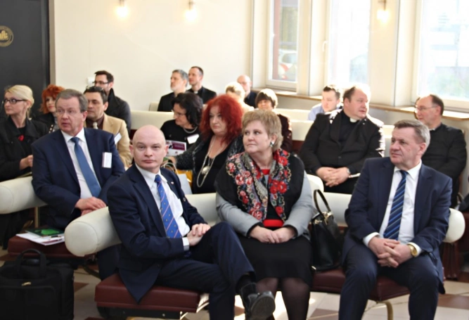 Zdjęcie nr 4 z galerii W trosce o współczesną rodzinę...- konteksty pedagogiczne i prawne - pierwszy dzień Konferencji