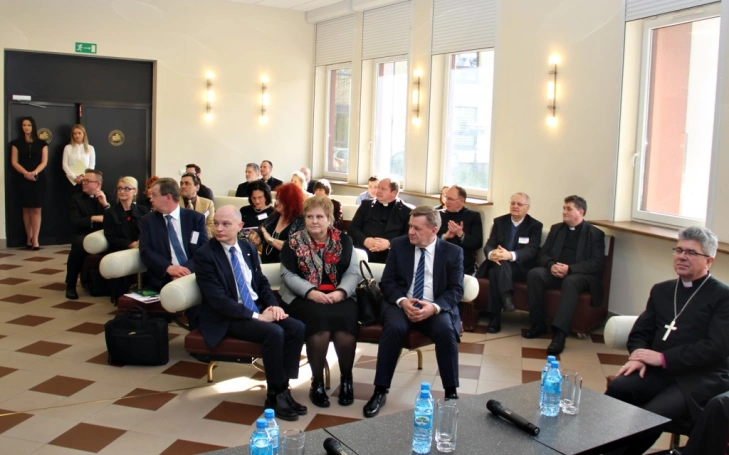 Zdjęcie nr 6 z galerii W trosce o współczesną rodzinę...- konteksty pedagogiczne i prawne - pierwszy dzień Konferencji