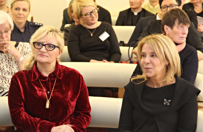 Zdjęcie nr 8 z galerii W trosce o współczesną rodzinę...- konteksty pedagogiczne i prawne - pierwszy dzień Konferencji