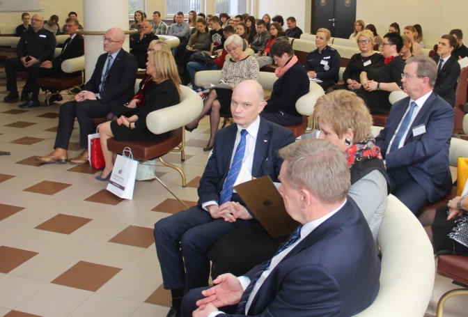 Zdjęcie nr 7 z galerii W trosce o współczesną rodzinę...- konteksty pedagogiczne i prawne - pierwszy dzień Konferencji