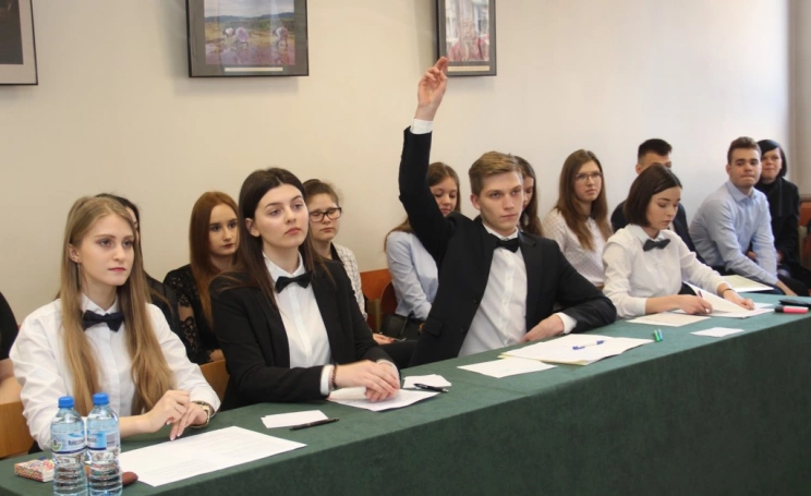 Zdjęcie nr 1 z galerii Złoty Argument w rękach uczniów z Zawiercia - finał II Otwartego Turnieju Debat Oxfordzkich