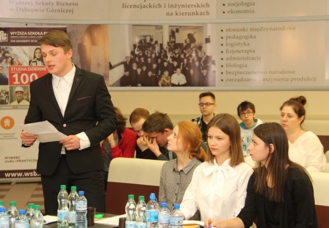 Zdjęcie nr 40 z galerii Złoty Argument w rękach uczniów z Zawiercia - finał II Otwartego Turnieju Debat Oxfordzkich