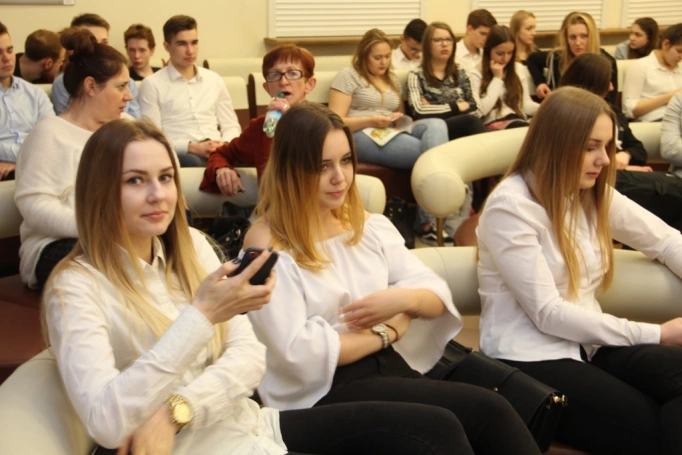 Zdjęcie nr 43 z galerii Złoty Argument w rękach uczniów z Zawiercia - finał II Otwartego Turnieju Debat Oxfordzkich