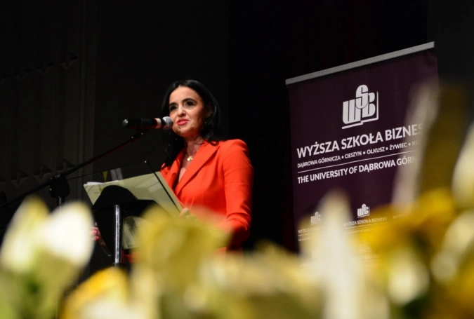 Zdjęcie nr 2 z galerii Gala wręczenia dyplomów absolwentom studiów podyplomowych - Pałac Kultury Zagłębia
