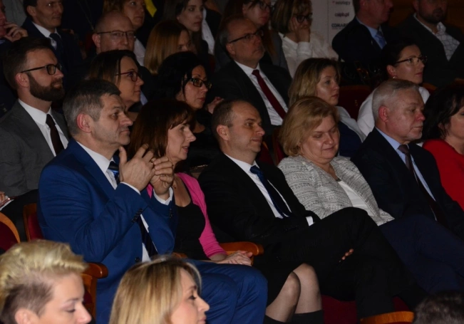 Zdjęcie nr 3 z galerii Gala wręczenia dyplomów absolwentom studiów podyplomowych - Pałac Kultury Zagłębia