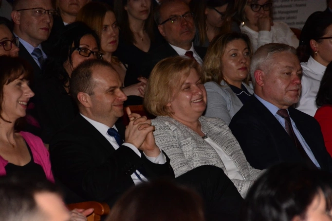 Zdjęcie nr 5 z galerii Gala wręczenia dyplomów absolwentom studiów podyplomowych - Pałac Kultury Zagłębia