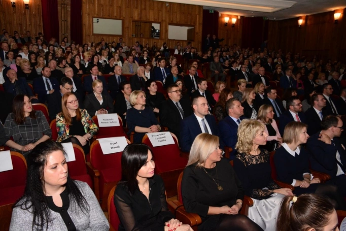 Zdjęcie nr 8 z galerii Gala wręczenia dyplomów absolwentom studiów podyplomowych - Pałac Kultury Zagłębia